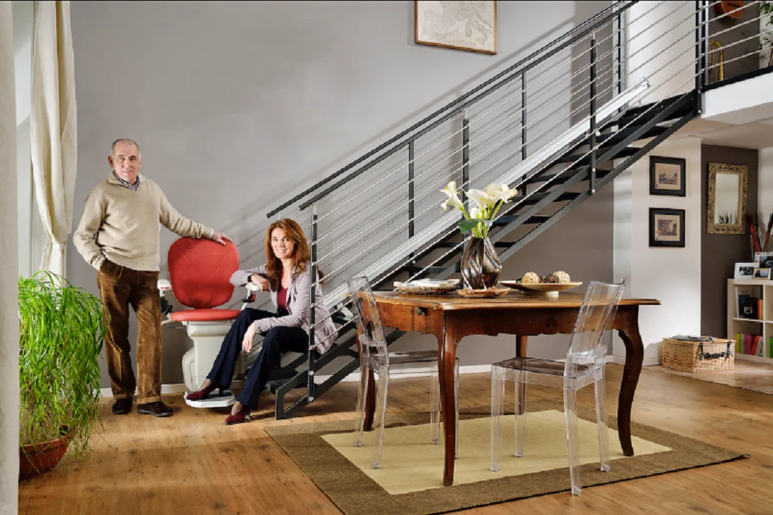 Amada-Asansor-Merdiven-asansoru.png Koltuklu merdiven asansörü stairlift