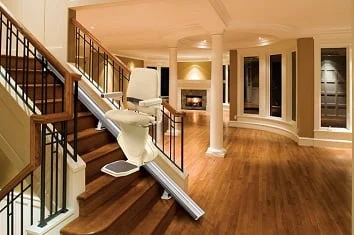 AmadaTech-merdiven-asansoru.jpg Koltuklu merdiven asansörü stairlift